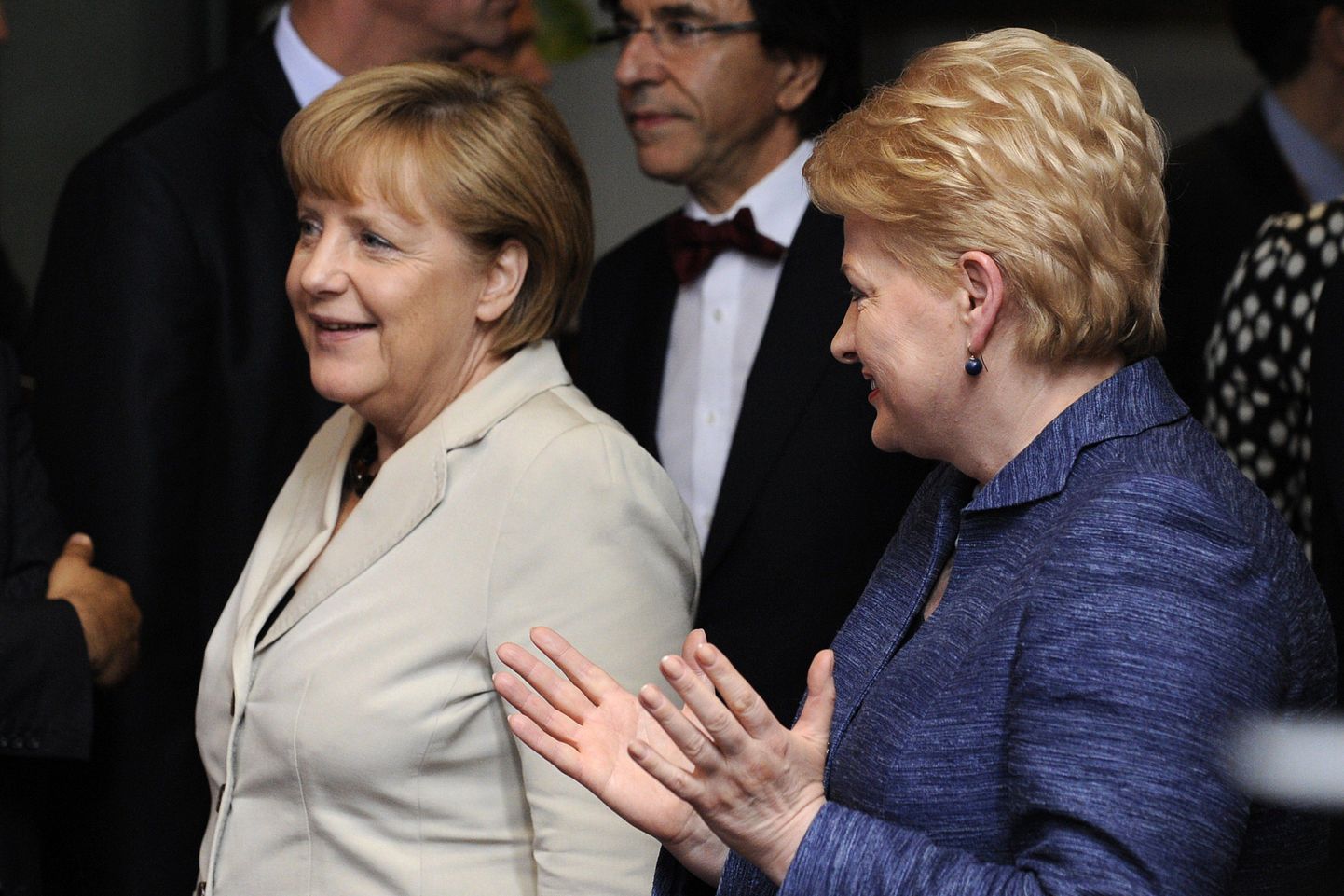Saksamaa kantsler Angela Merkel (vasakul) lobiseb Leedu presidenid Dalia Grybauskaitega enne nn perepildi tegemist Euroopa Ülemkogul.