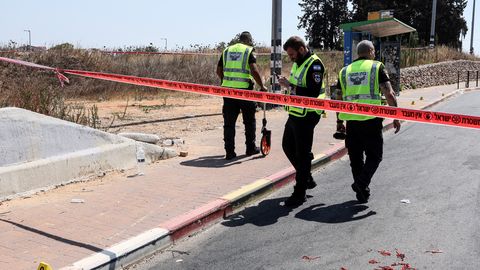 Avtomobil zapeljal na avtobusno postajališče v Izraelu, osem ranjenih