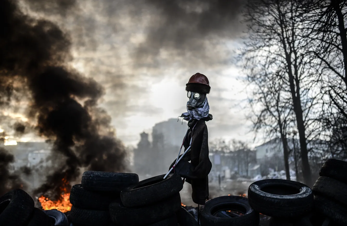 A scarecrow like mock anti-government protestor is pictured on a barricade between protestors and government forces on February 21, 2014 in Kiev. Armed protesters stormed police barricades in Kiev on Thursday in renewed violence that killed at least 26 people and shattered an hours-old truce as EU envoys held crisis talks with Ukraine's embattled president. Bodies of anti-government demonstrators lay amid smouldering debris after masked protesters hurling Molotov cocktails and stones forced police from Kiev's iconic Independence Square -- the epicentre of the ex-Soviet country's three-month-old crisis. AFP PHOTO  / BULENT KILIC