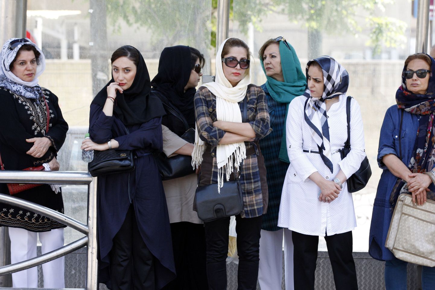 Iraani naised bussipeatuses Iraani pealinnas Teheranis.