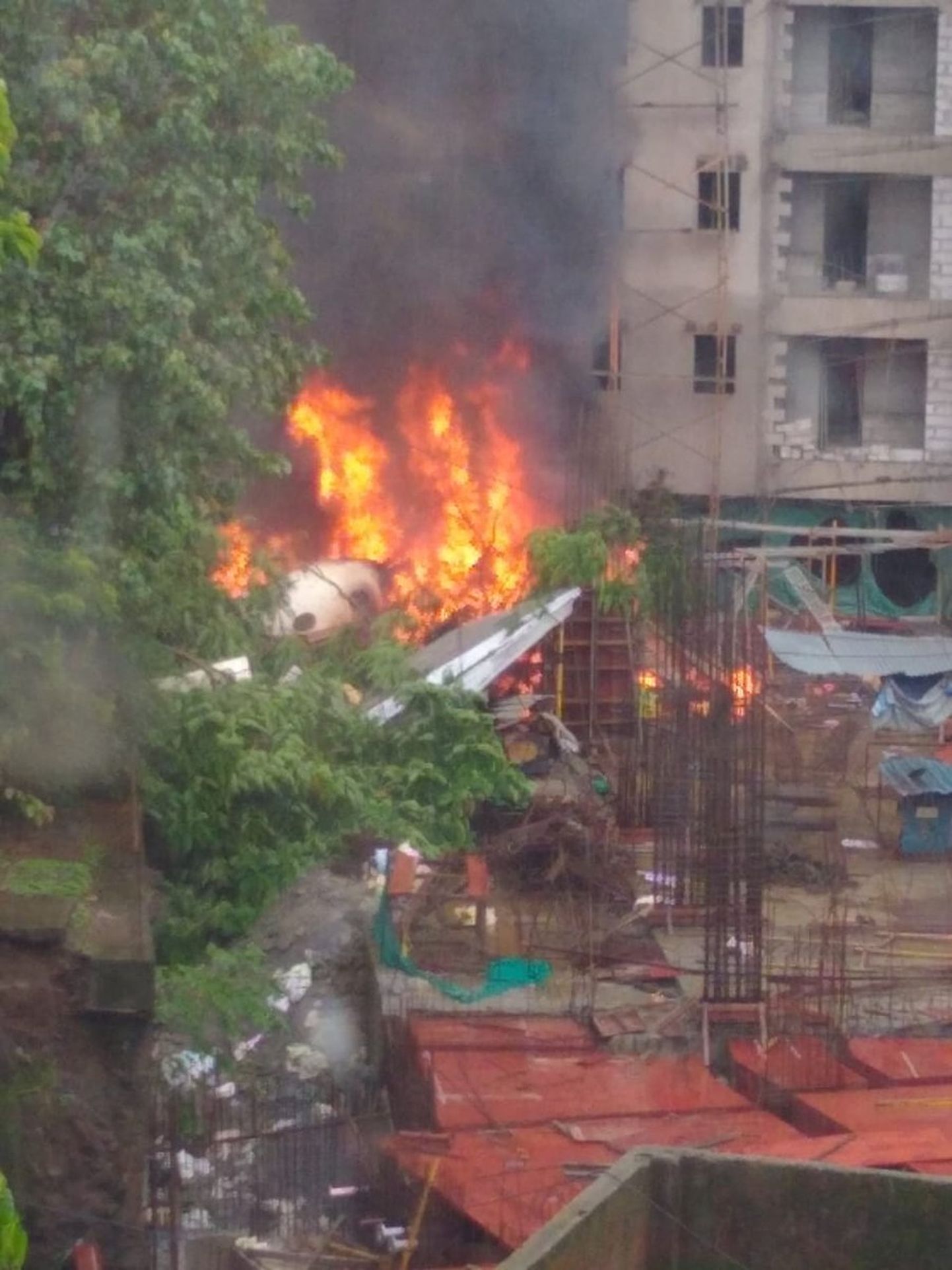 Täna kukkus Mumbai Ghatkopari eeslinnas alla väikelennuk.