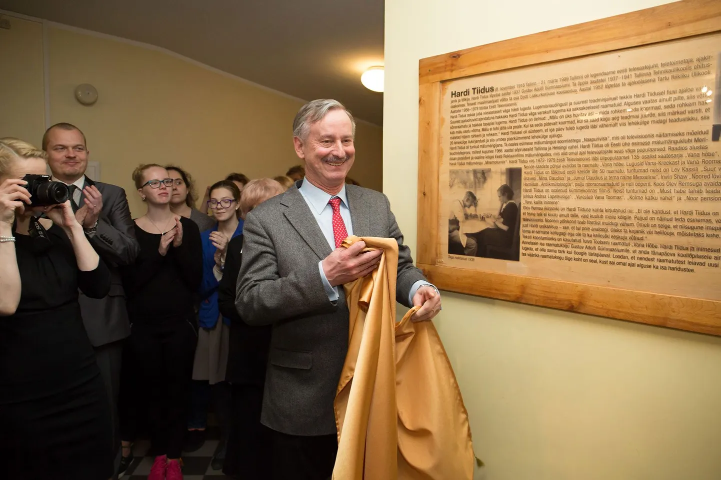 Siim Kallas eemaldas eile Gustav Adolfi gümnaasiumis katte Hardi Tiiduse mälestustahvlilt. Tiiduse tütar kinkis koolile, kus õppis tema isa, väärtusliku raamatukogu.