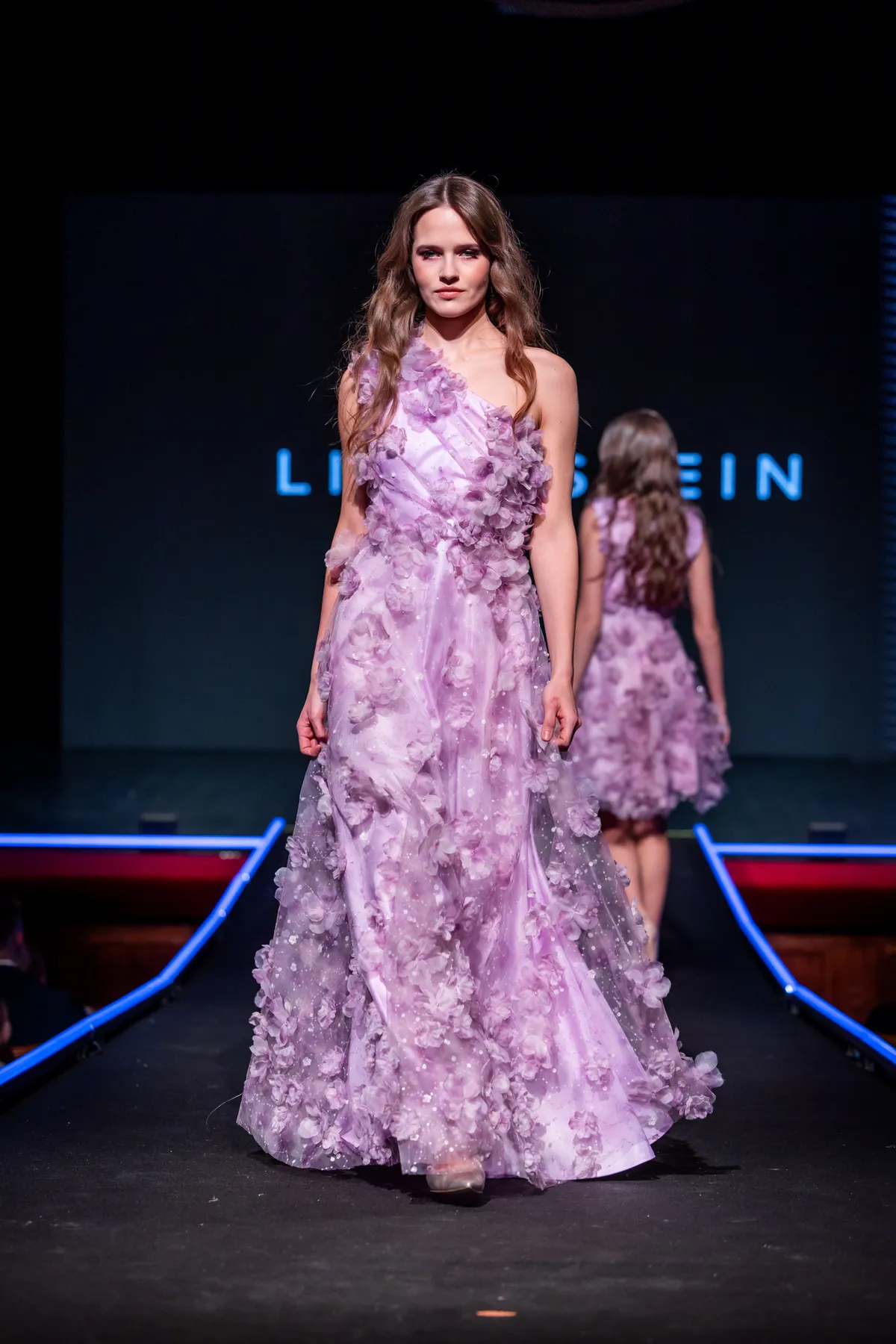 Helged heleroosad ja pastelselt lillad kevadekuulutajad. Liina Stein Tallinn Fashion Week, kevad 2025.