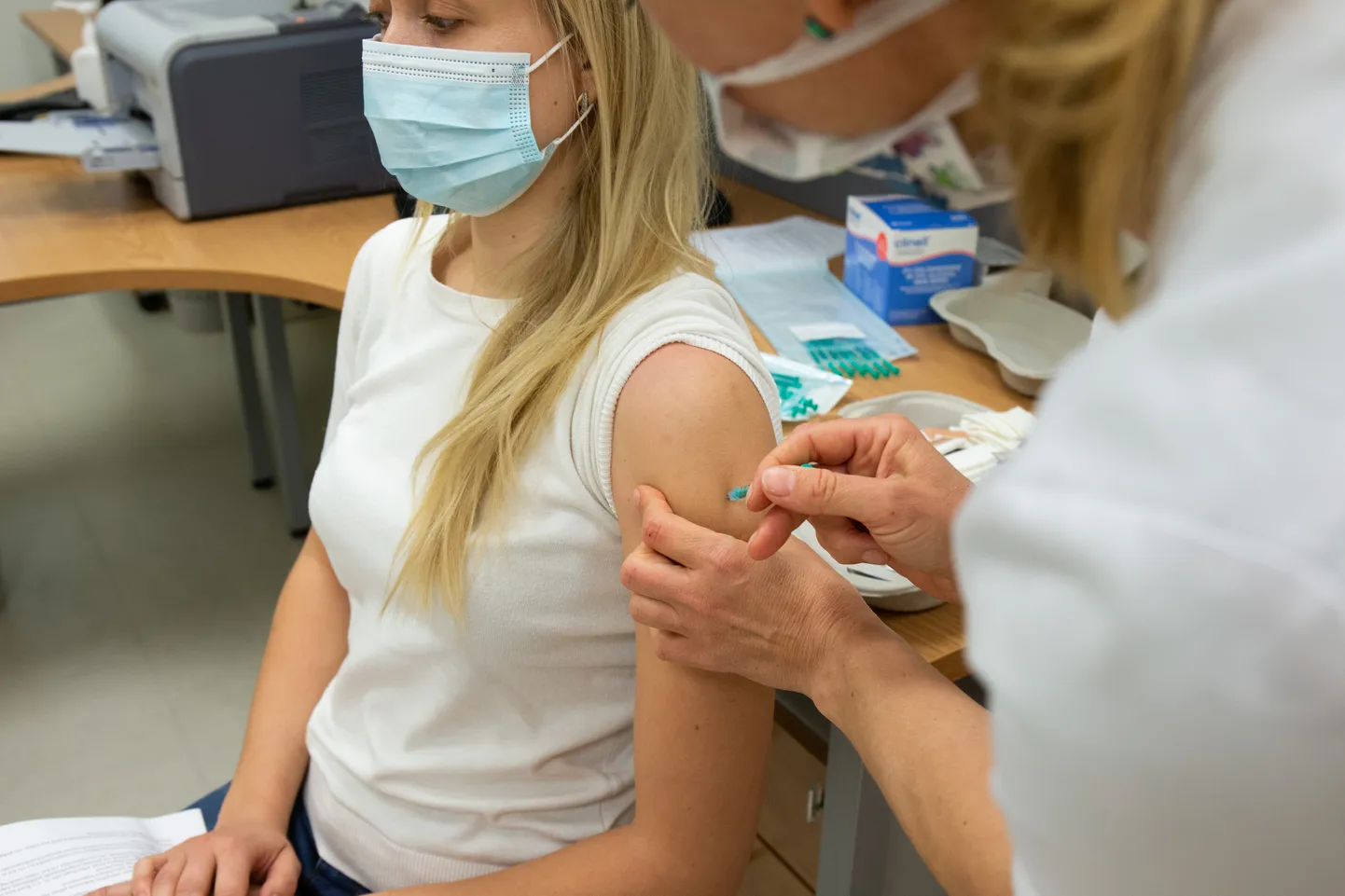 TÜ Kliinikumis toimunud koroonavaktsineerimine AstraZeneca vaktsiinidega.