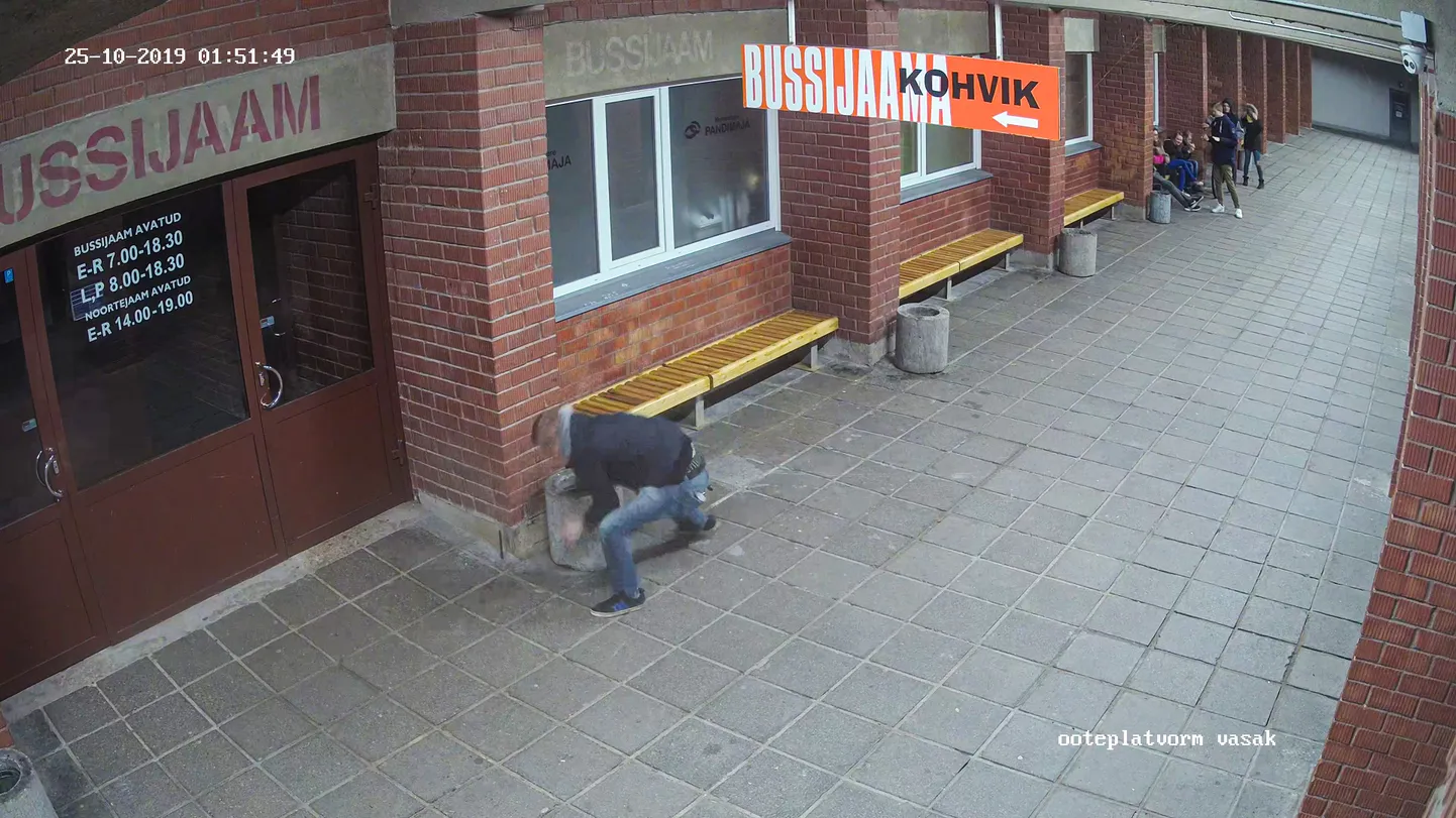 ÖINE RÜNNAK PRÜGIKASTIDELE: Öösel kolmveerand kahe paiku ilmusid ooteplatvormile kolm tütarlast ja kuus noormeest. Noored istusid pingile ja lasid napsupudelil ringi käia. Mingil hetkel tekkis aga ühel noormehel tütarlapsega sõnavahetus, misjärel nooruk prügikaste ründas.