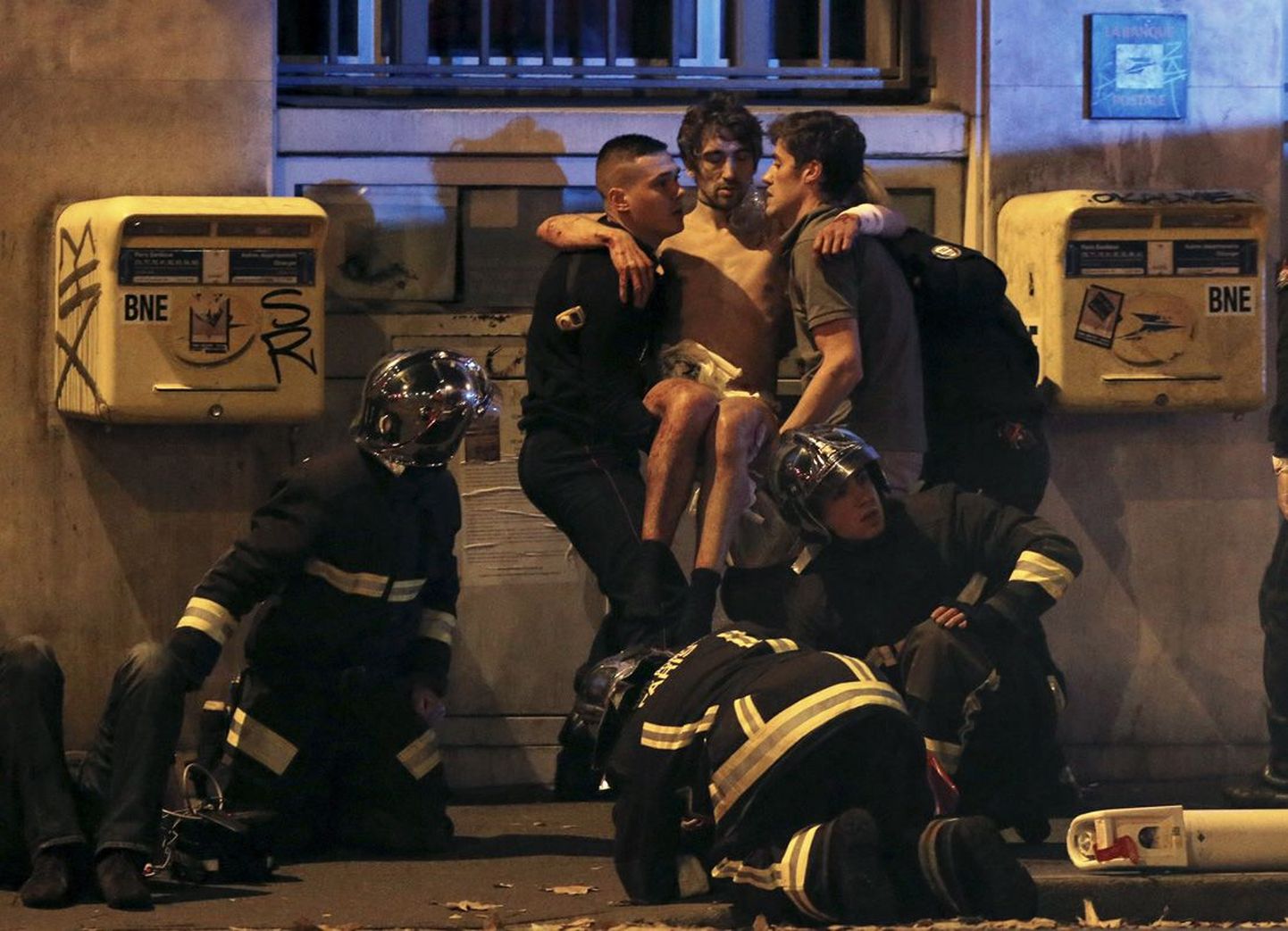 Tuletõrjujad aitamas 13. novembril Bataclani kontserdimajast pääsenud meest. Just Pariisi rünnakud tõid tähelepanu Lissaboni leppe kaitsepoliitilisele rollile.