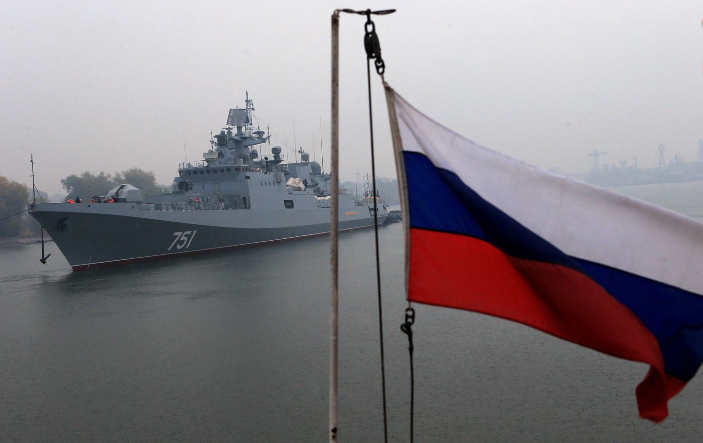 Vene mereväe fregatt Essen harjutas Mustal merel õhurünnaku tõrjumist.