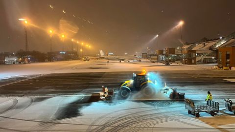 FOTOD ⟩ Tallinnasse saabunud lennuk pidi lumekoristuse tõttu õhus tiirutama