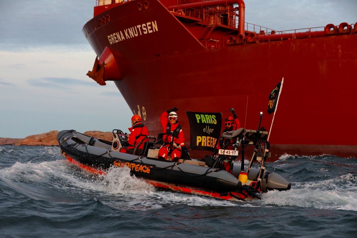 Greenpeace'i aktivistid püüavad blokeerida naftatankeri lähenemist Lysekili naftatöötlemistehasele Rootsis.