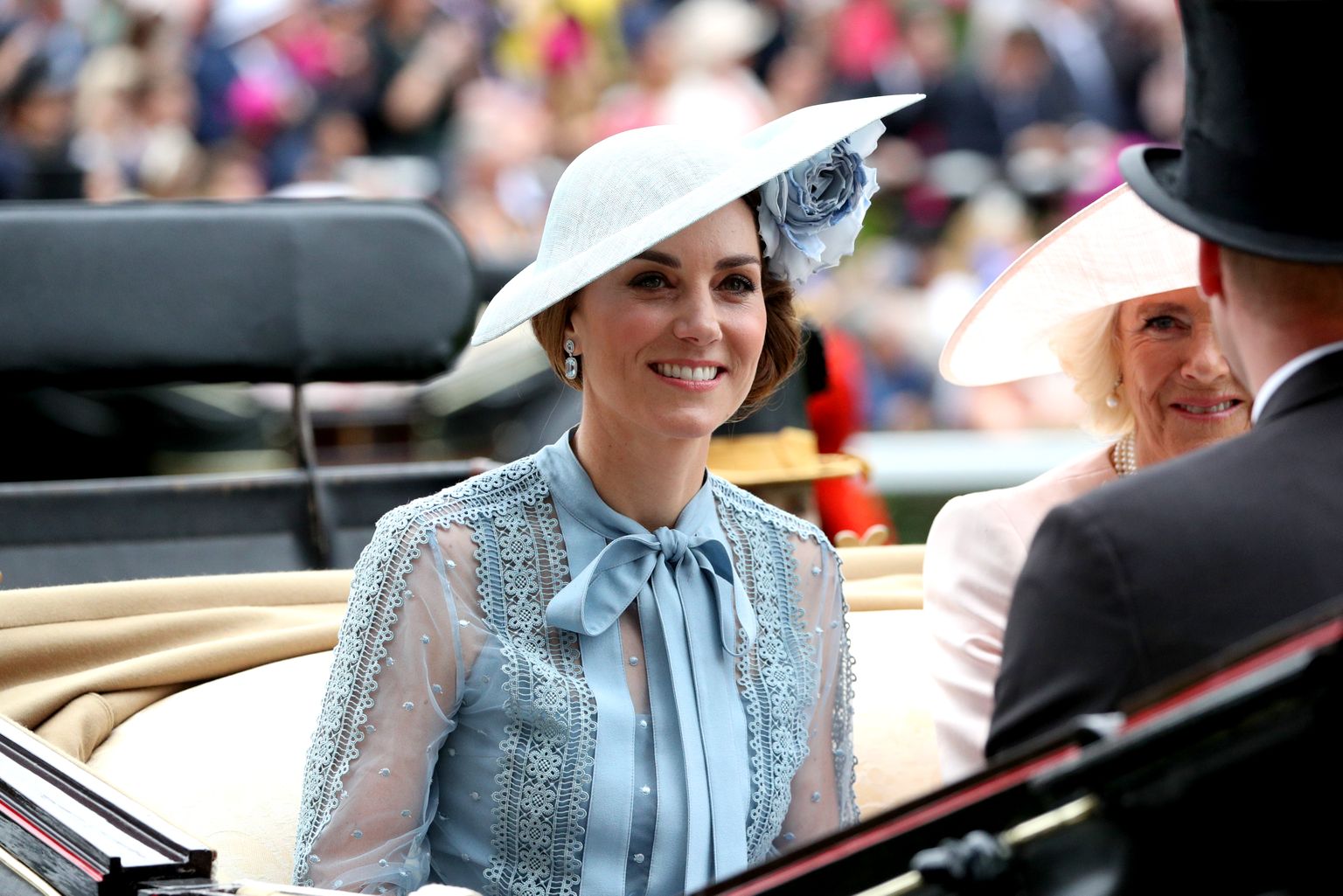 Cambridge'i hertsoginna Kate saabumas tõllas hobuste võiduajamisele 2019. aasta suvel.