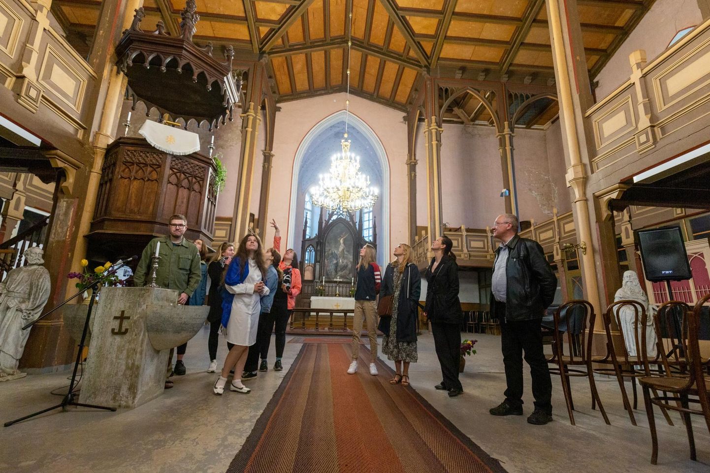 Eesti kunstiakadeemia tudengid Viljandi Pauluse kirikut uurimas
