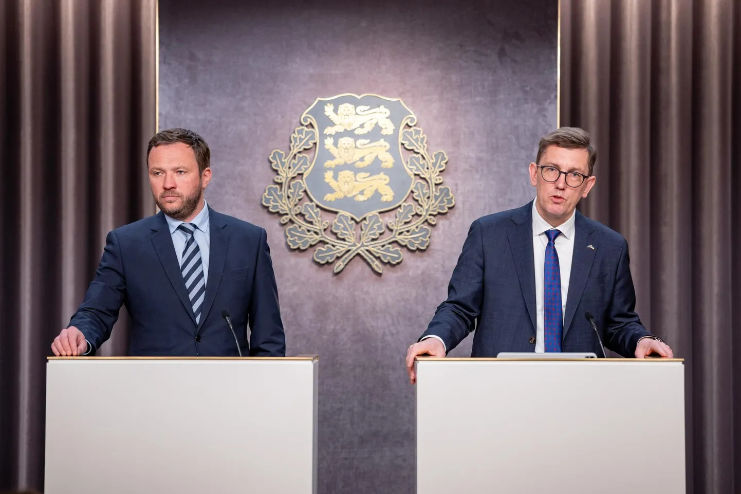 Valitsuse pressikonverents Eesti esindushoones. Fotol välisminister Margus Tsahkna (vasakul) ja peaminister Kristen Michal.