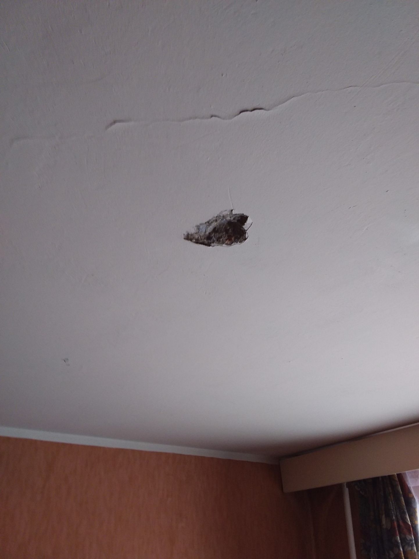 Дыра в потолке квартиры, возникшая во время ремонта у соседей.