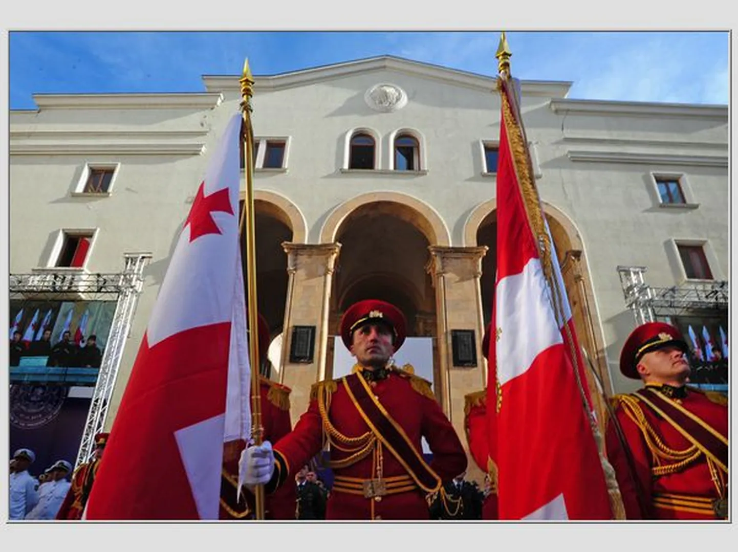 Ohvitserid lippudega Gruusia uue presidendi Giorgi Margelašvili ametisse pühitsemise tseremoonial Thbilisis.