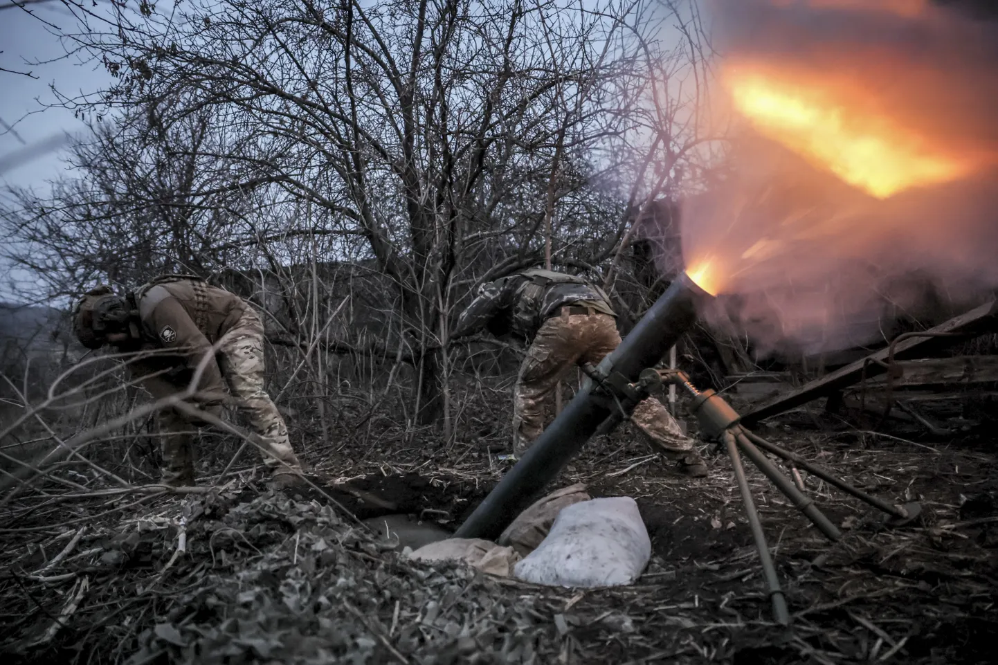 Ukraina sõdurid tulistavad Vene positsioone Tšassiv Jari lähedal. 16.03.2025.