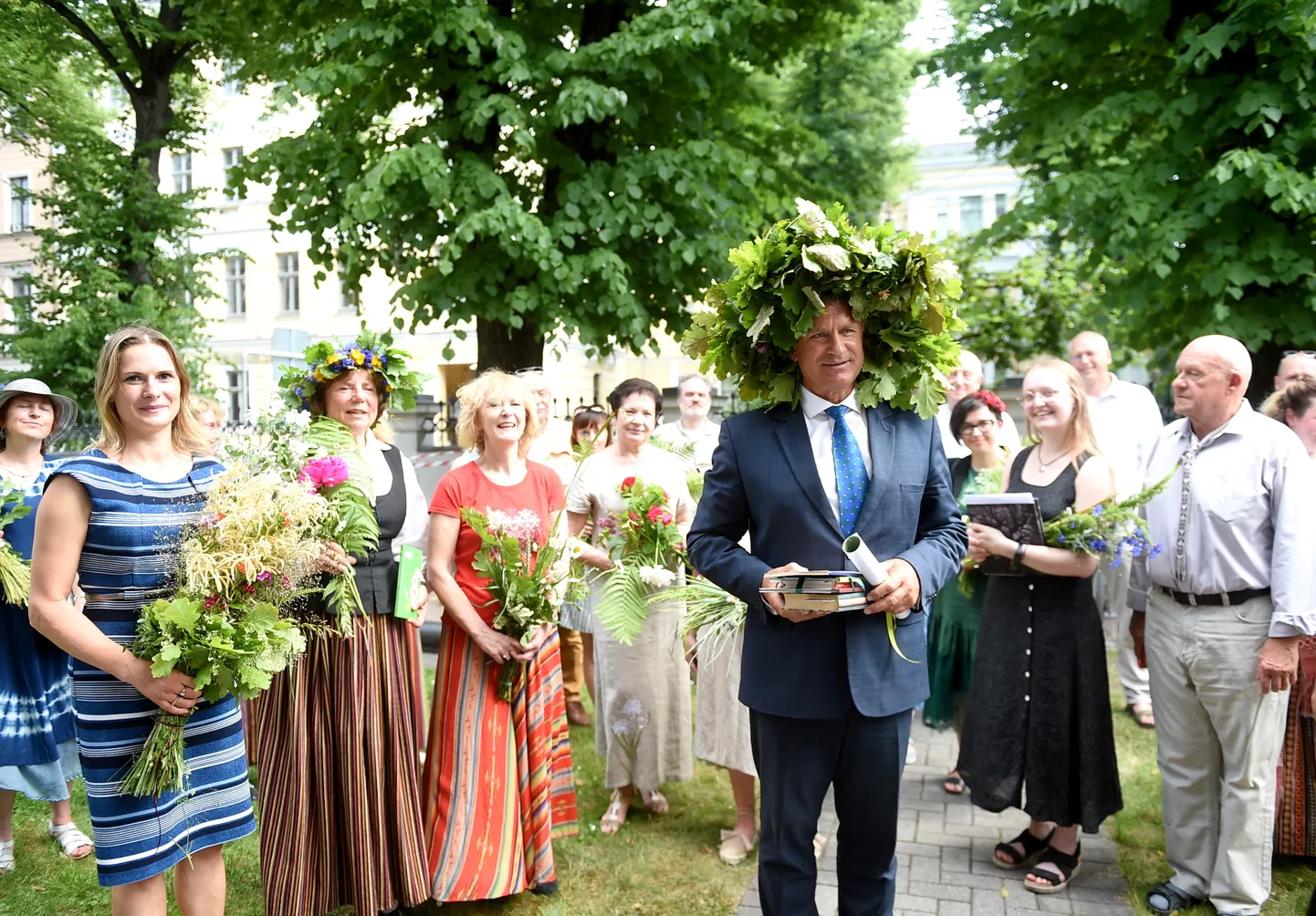 Kultūras ministrs Nauris Puntulis Latvijas grāmatizdevēju rīkotas akcijas "Atdodiet grāmatām 5% PVN likmi" laikā, kurā akcijas dalībnieki devušies uz Kultūras ministriju ar mērķi atgādināt par situāciju nozarē un panākt 5% pievienotās vērtības nodokļa (PVN) likmes piemērošanu visām Latvijā izdotajām grāmatām.
