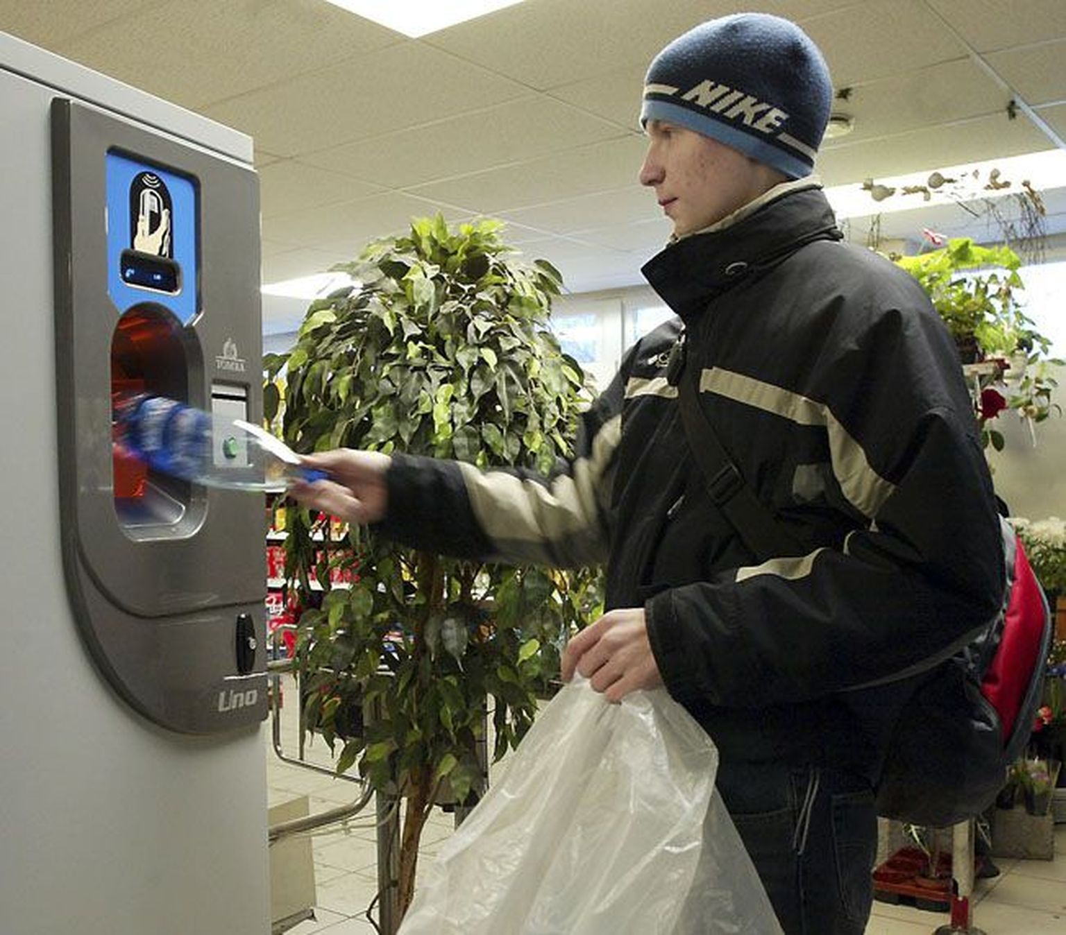Kindlasti ei saa pidada normaalseks töökeskkonda, kus taaraautomaat koliseb ja haiseb ning töötaja peab seda terve päeva taluma.