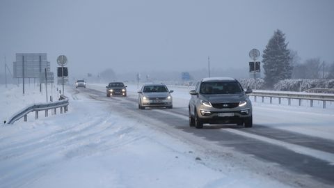 Loode-Eestist kagusse liikuv lumesadu raskendab liiklusolusid