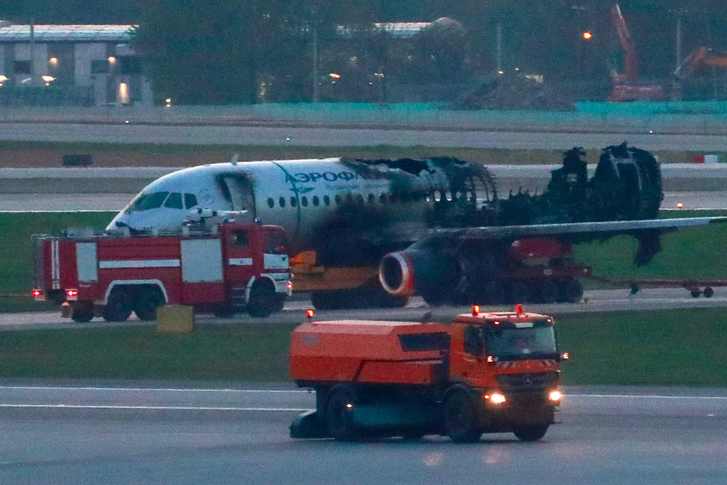 Pühapäeva õhtul maandumisel põlema süttinud Aerofloti Suhhoi Superjet 100 (SSJ100) lennuki vrakk toimetati eile õhtul Moskva Šeremetjevo lennuväljalt ära.