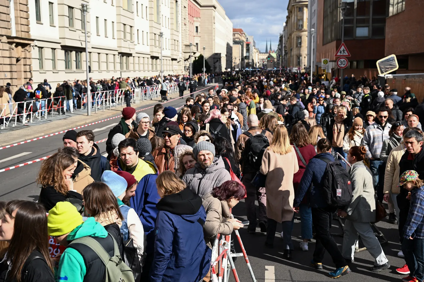 Оппозиция проголосовала против Путина в российском посольстве в Берлине 17 марта 2024 года.