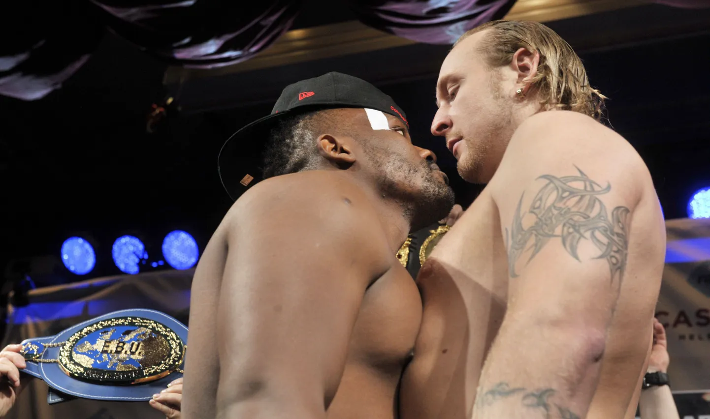 Dereck Chisora (vasakul) ja Robert Helenius