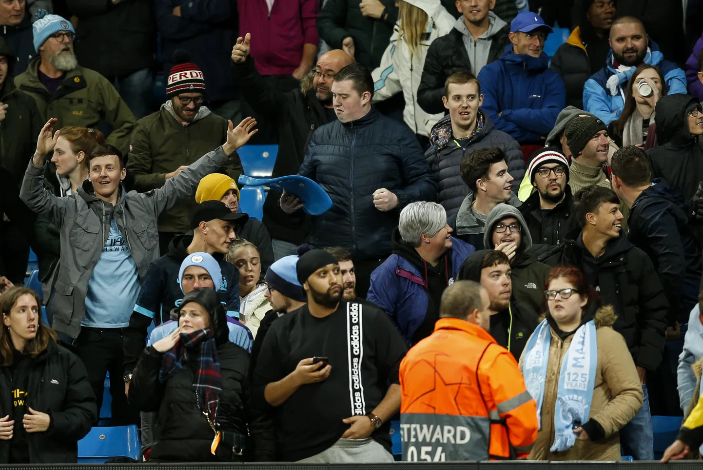 Manchester City poolehoidja lõhutud istmega, mis lendas sinna Zagrebi Dinamo fännisektorist.
