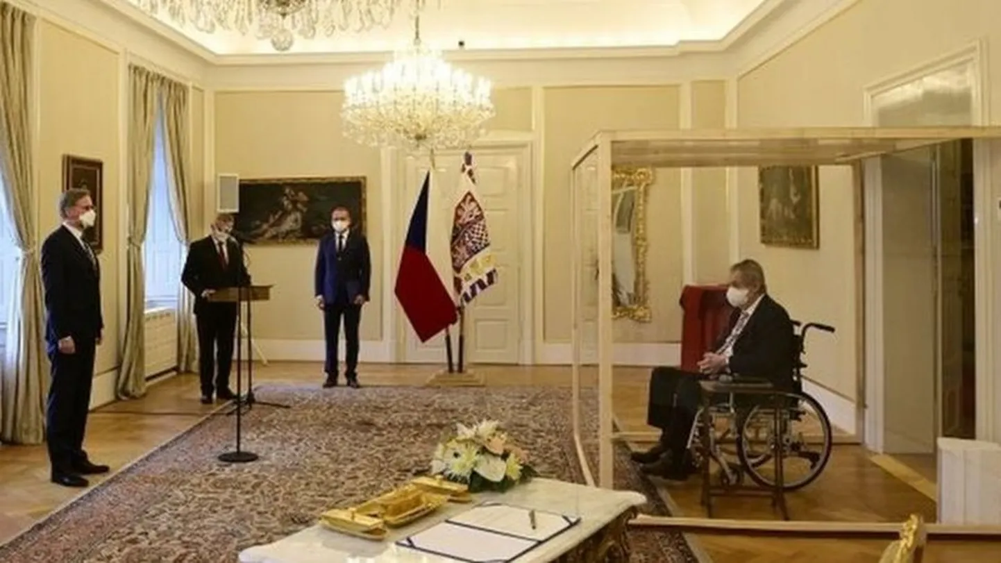 Больной ковидом президент Земан вел церемонию, находясь в стеклянной клетке.