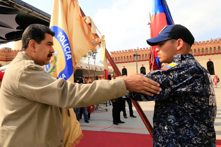 Nicolas Maduro (vasakul) suhtlemas eilse sõjaväeparaadi ajal relvajõudude esindajaga.