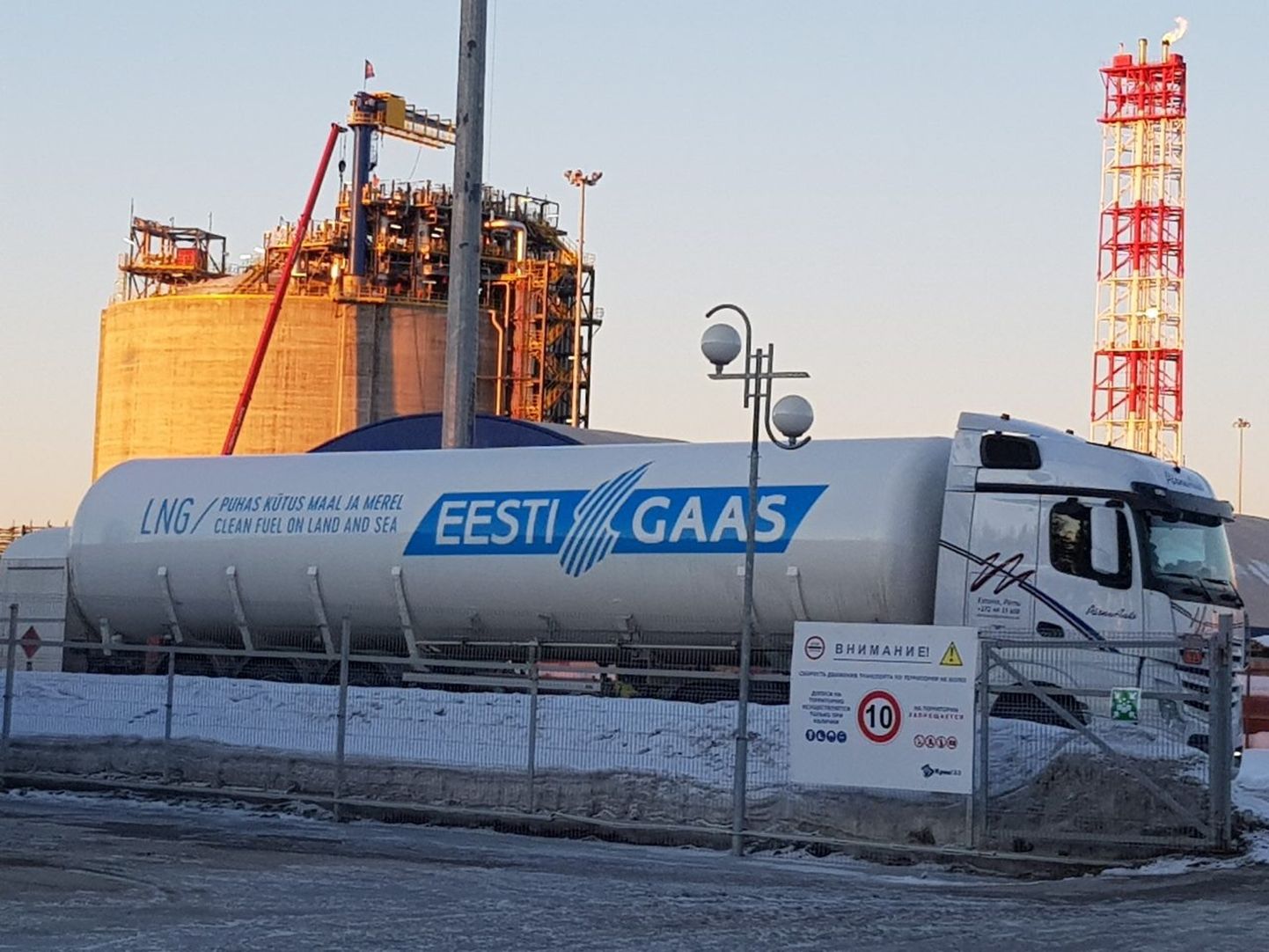 Eesti Gaasile kuuluv LNG poolhaagis, tagaplaanil jahutatav LNG mahuti.