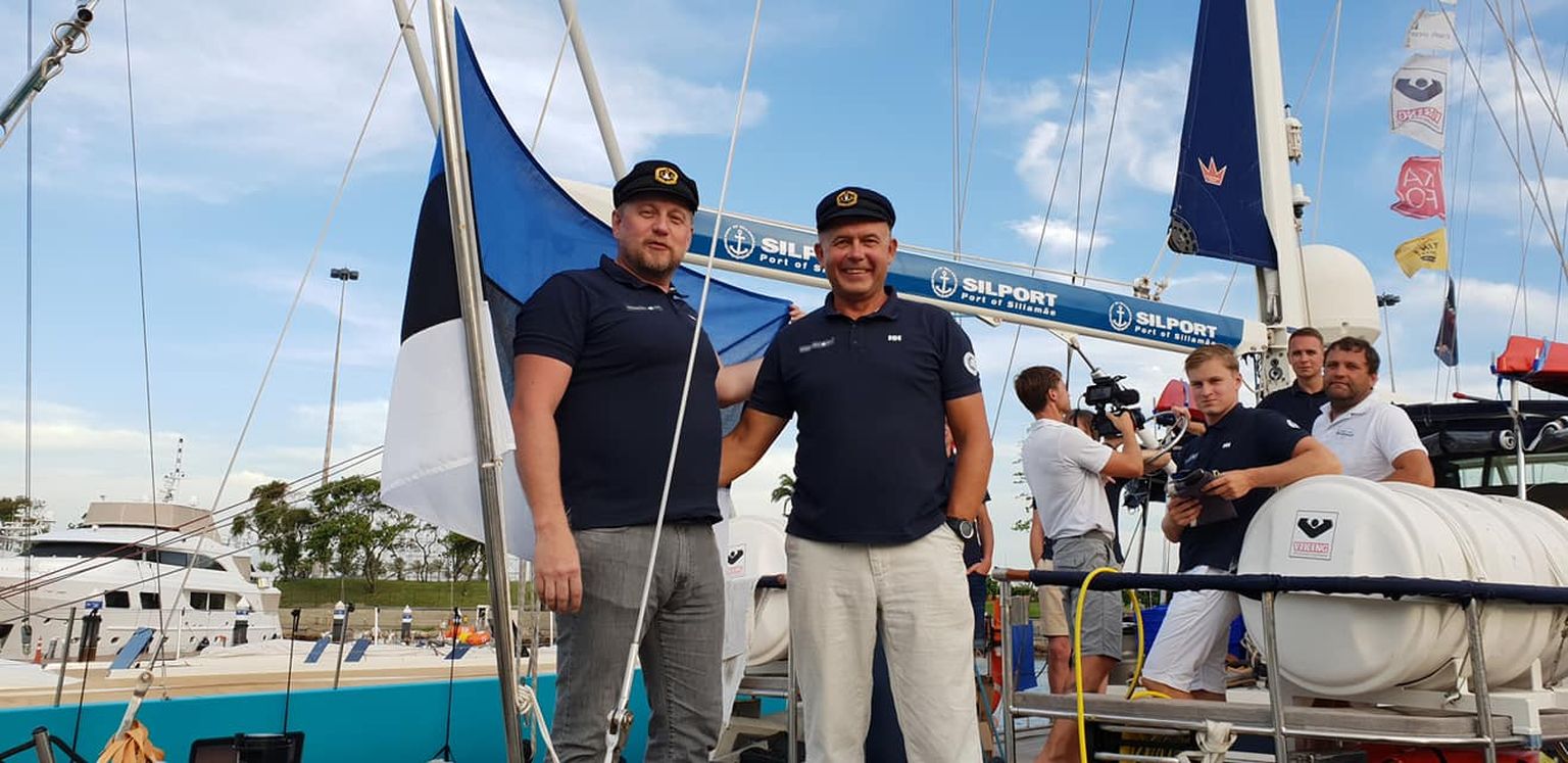 KAKS KAPTENIT: Polaarkapten Indrek Kivi (vasakul) võttis ameti üle Meelis Saarlaiult, kes tõi laeva edukalt nelja kuuga koduselt Saaremaalt üle ekvaatori Rio de Janeirosse.