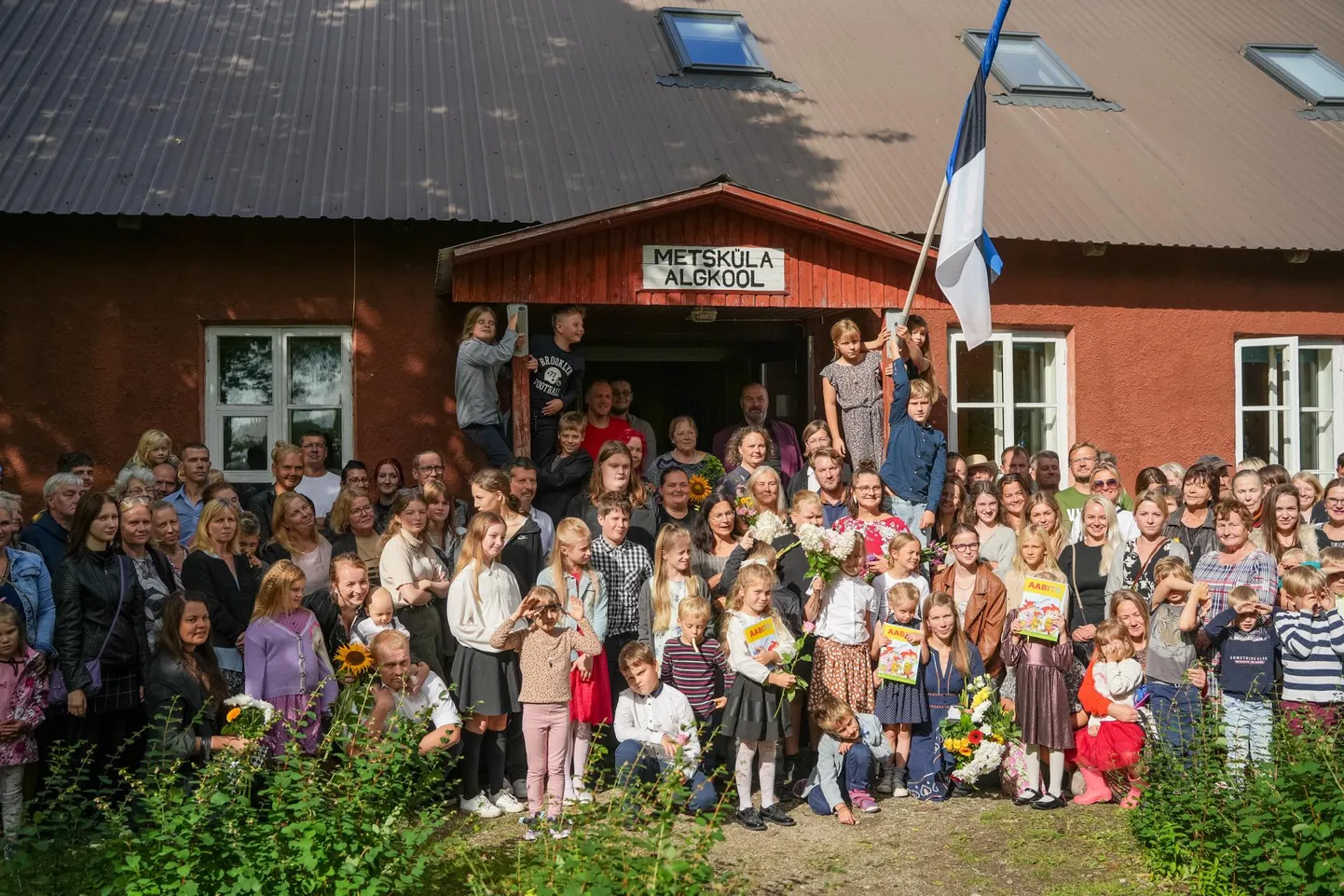Rahvas trotsib võimu: kuigi Lääneranna vallavolikogu on otsustanud Metsküla algkooli sulgeda, käib seal õppetöö edasi.