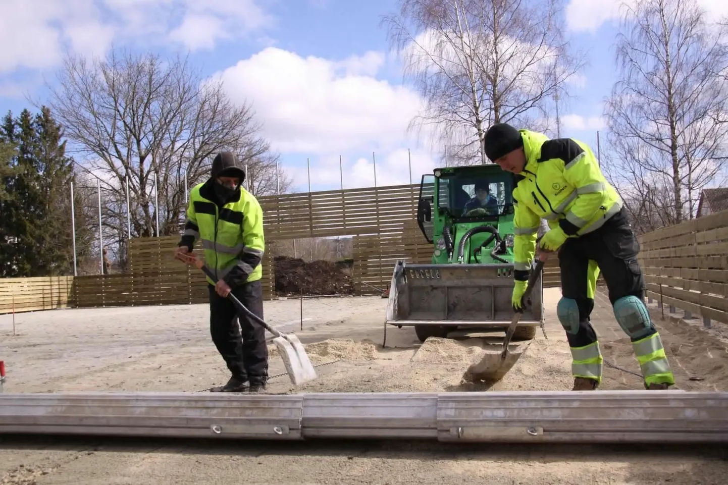 Järva-Jaani multispordiväljaku ehitus. Osaühingu Kivipets töömehed Kalle Savi (vasakul) ja Keio Raudsepp tasandavad mitmeotstarbelise spordiväljaku aluskihti selle ehitusel tänavu aprillis.