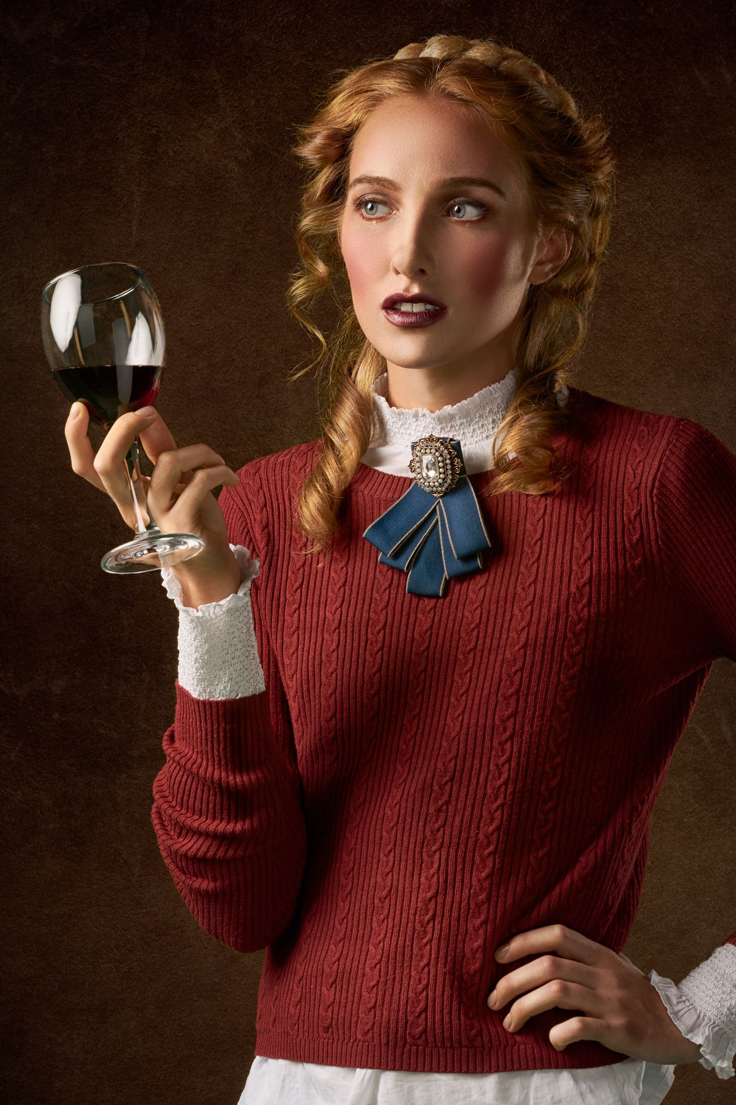 Naine klaasi punase veiniga. Pilt on illustreeriv