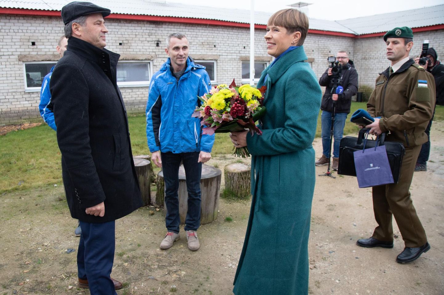 Mullu oktoobris kohtus vallavanem Alar Karu president Kersti Kaljulaidiga Muraka farmis. Pildil on nende vahel Muraka peremees Karmo Männik.
