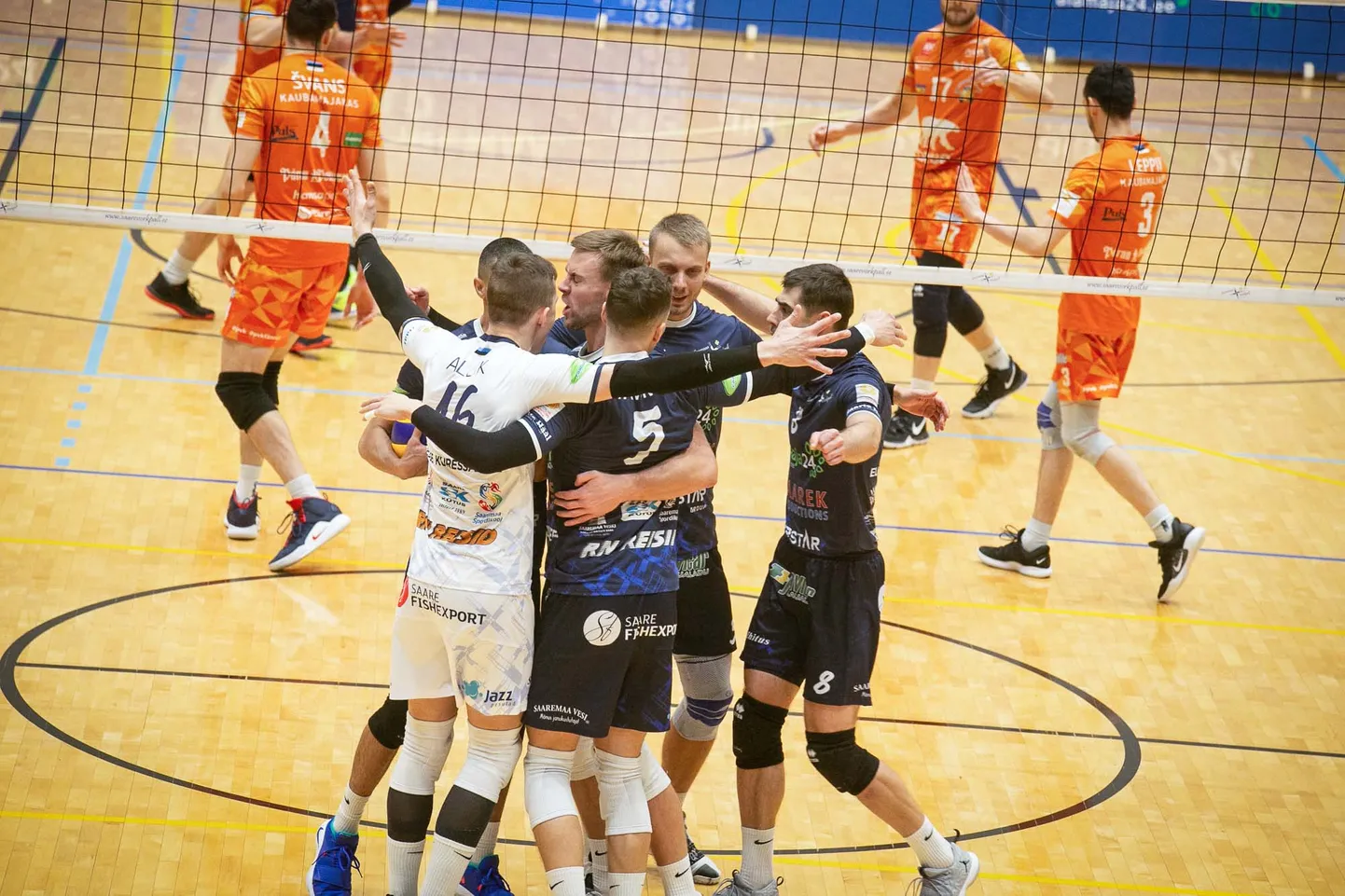 SAAREMAA MEHED võidetud punkti üle rõõmustamas.