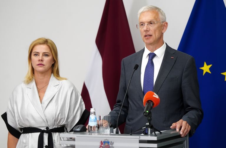 Премьер-министр Эвика Силиня и министр иностранных дел Кришьянис Кариньш