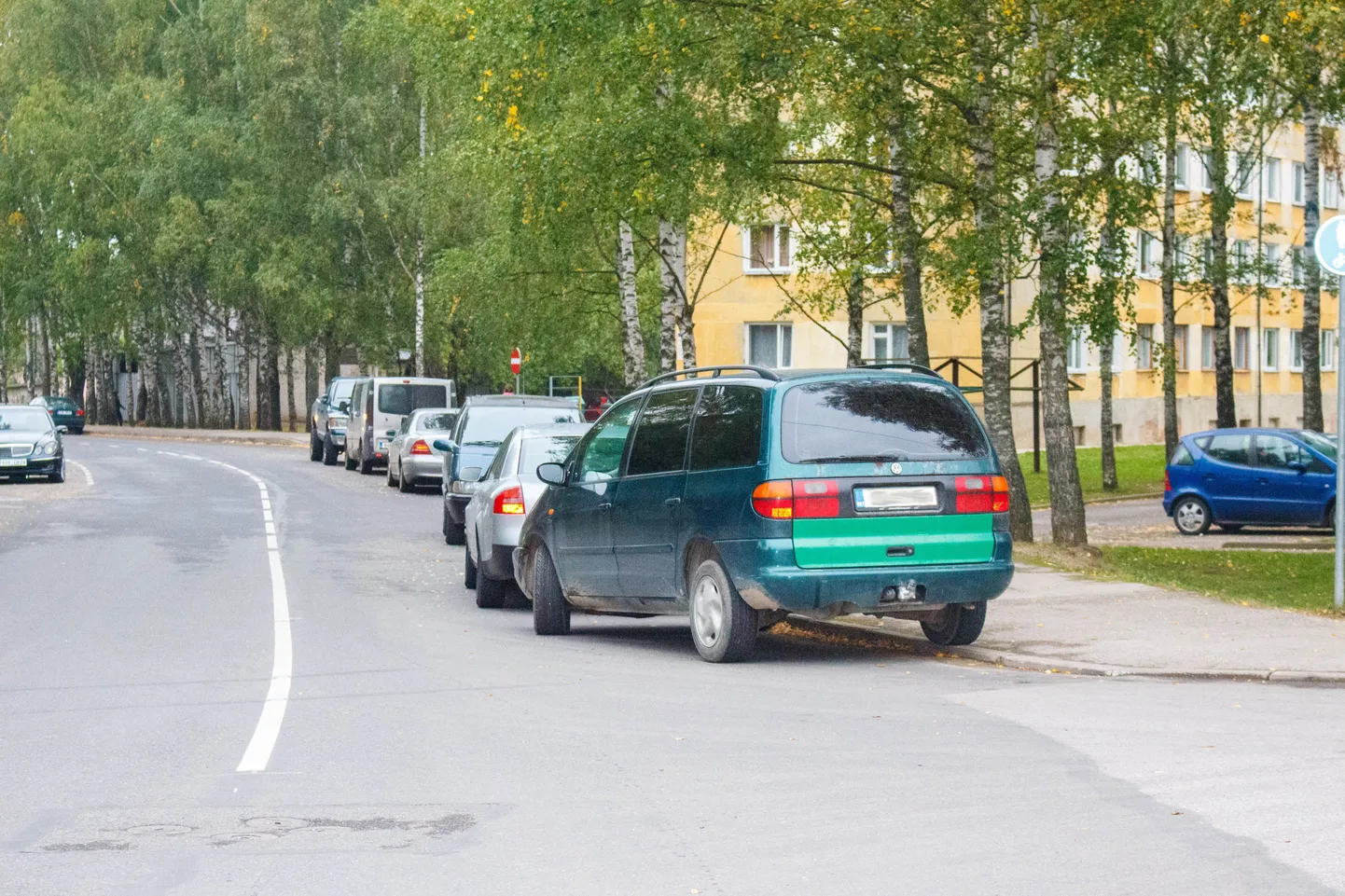 Parkimine Valgas Allika ja Pargi tänava ristmikul.