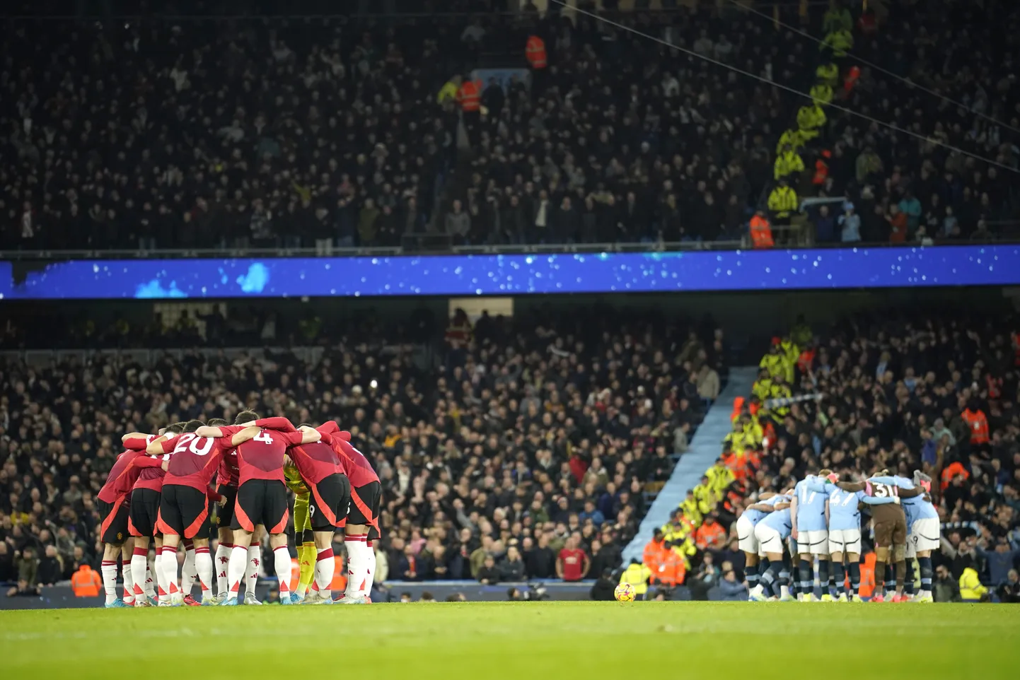Manchester City ja Manchester Unitedi kohtumise ajal suri tribüünil olnud City fänn.