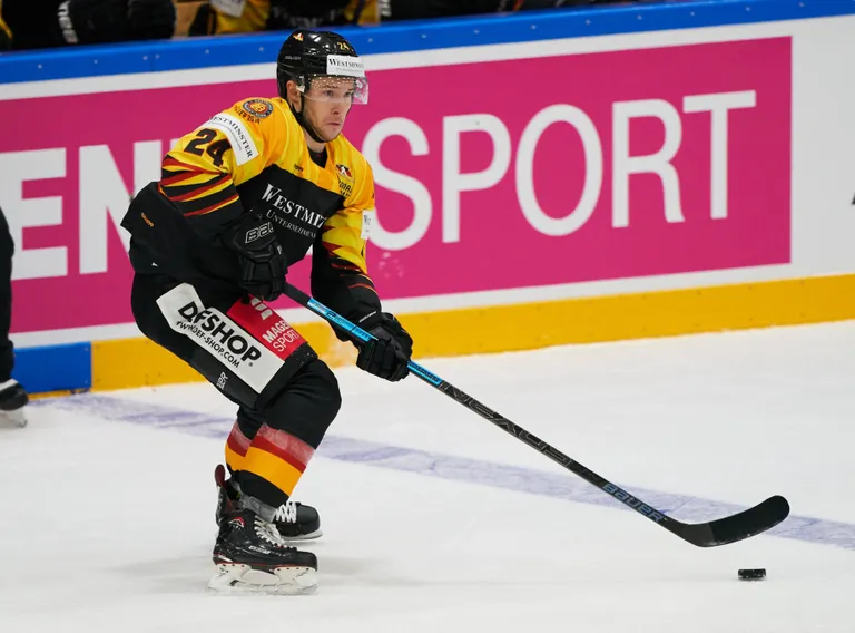 Saksamaa jäähokimängija Janik Möser mullu mängus Šveitsi vastu.