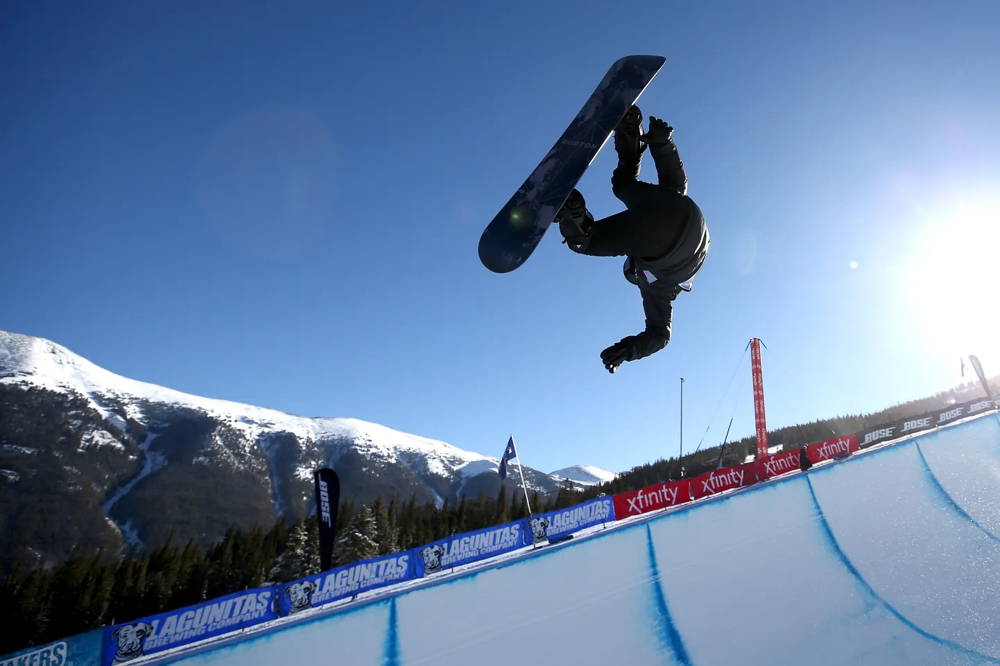 Kaks kuud pärast õnnetut kukkumist oli Shaun White taas võistlemas, kui jäi olümpia katsevõistlusel kolmandaks. Kaks katsevõistlust on veel ees.