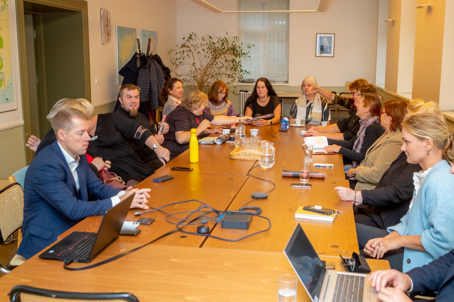 Saaremaa valla kultuuritöötajate koosolek 4. oktoobril, kus teatati valla kultuuriasutuste töö ümberkorraldamisest.