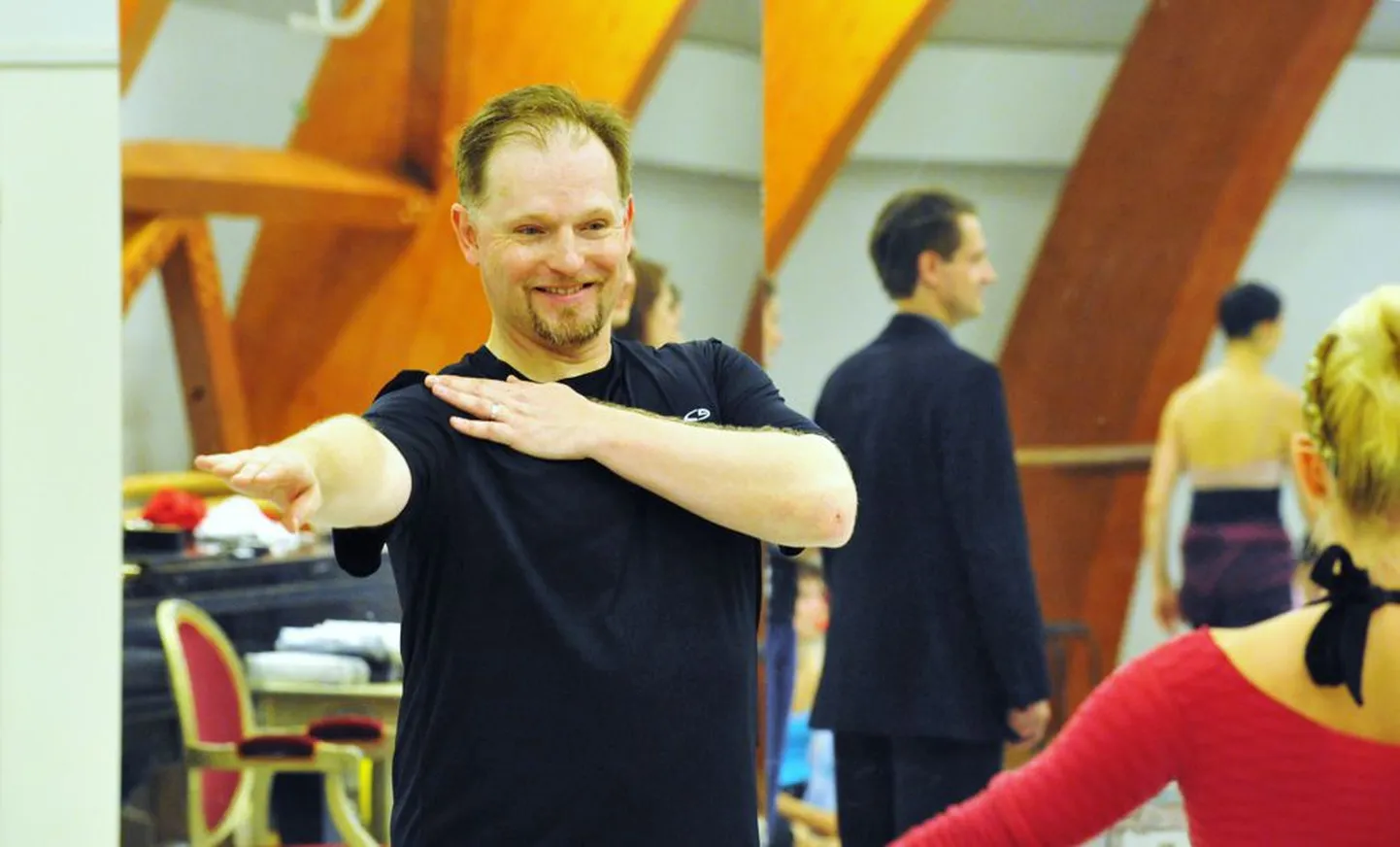 Nimeka Londoni Kuningliku Balletikooli pedagoog Meelis Pakri jagas kümne päeva jooksul õpetussõnu Estonia teatri balletitrupile.