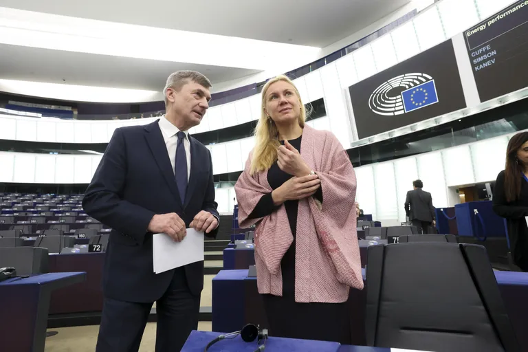 Andrus Ansip ja tema mantli pärinud Kadri Simson europarlamendi Strasbourgi plenaarsaalis.