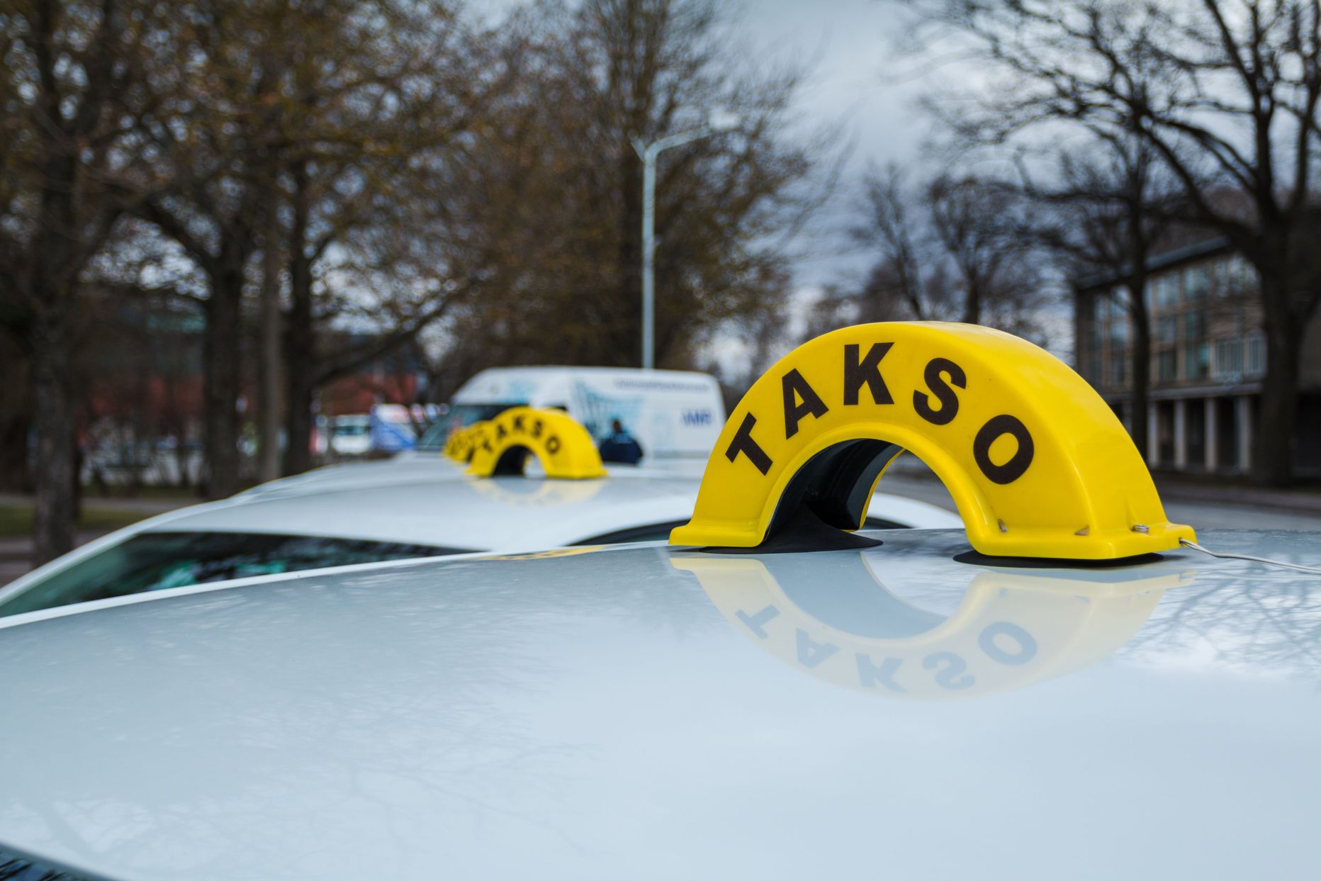 Pärnu taksojuhid sõidujagamisteenuse vastu meelt avaldamas