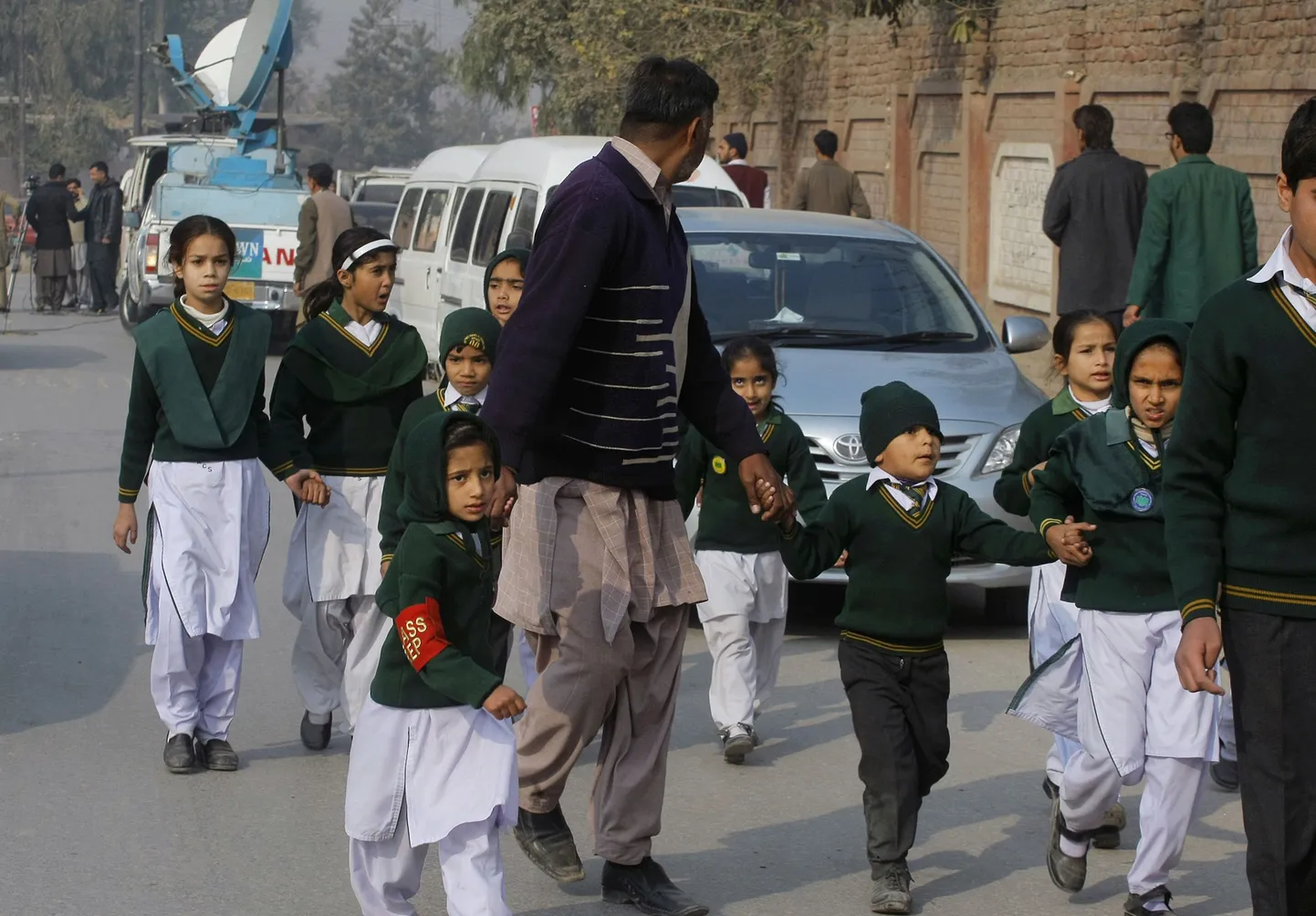 Пакистанские дети, спасенные из захваченной террористами школы.