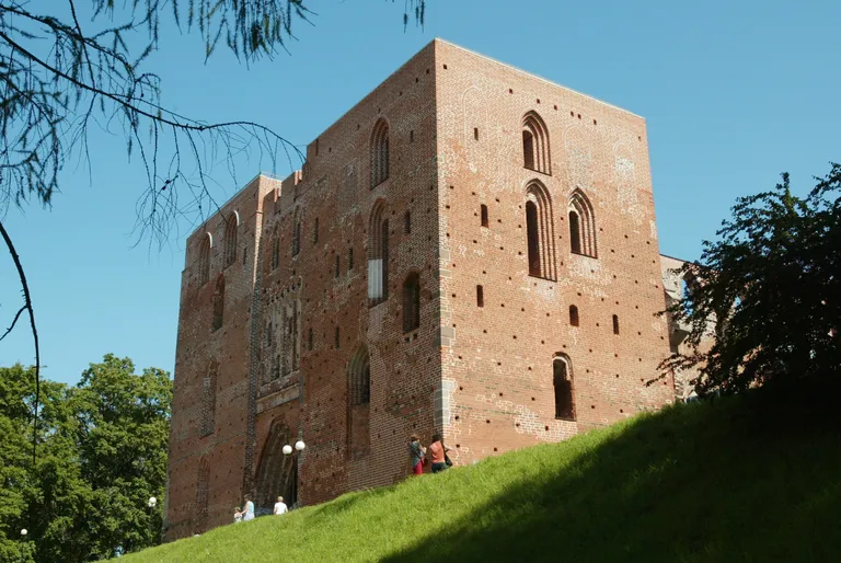 Tartu toomkiriku tippudeta tornid.