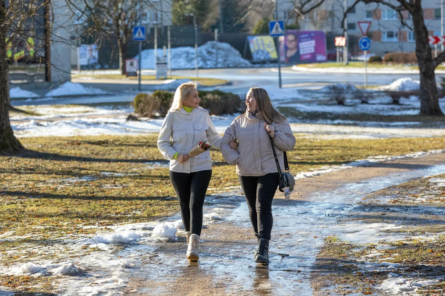 Vabatahtlik seltsiline Annika Alt (paremal) on abiks ka Ukraina pereemale Tetjanale, kellele ta õpetab ka eesti keelt.