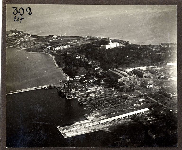 Õhuvaade Kopli poolsaarele umbes 1920. aasta paiku. Esiplaanil Bekkeri laevatehas, tagaplaanil Vene-Balti laevatehas koos tehaseasundusega.