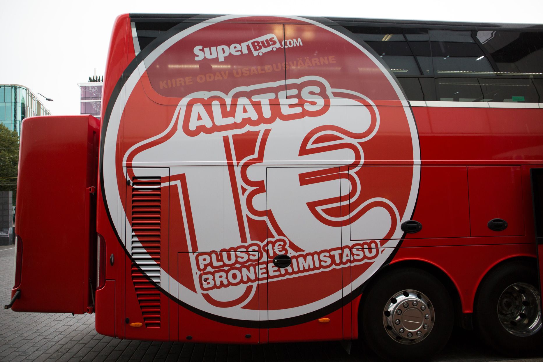 Реклама на автобусе Superbus.