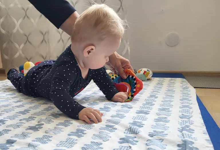 Mänguasja viimine küljelt küljele